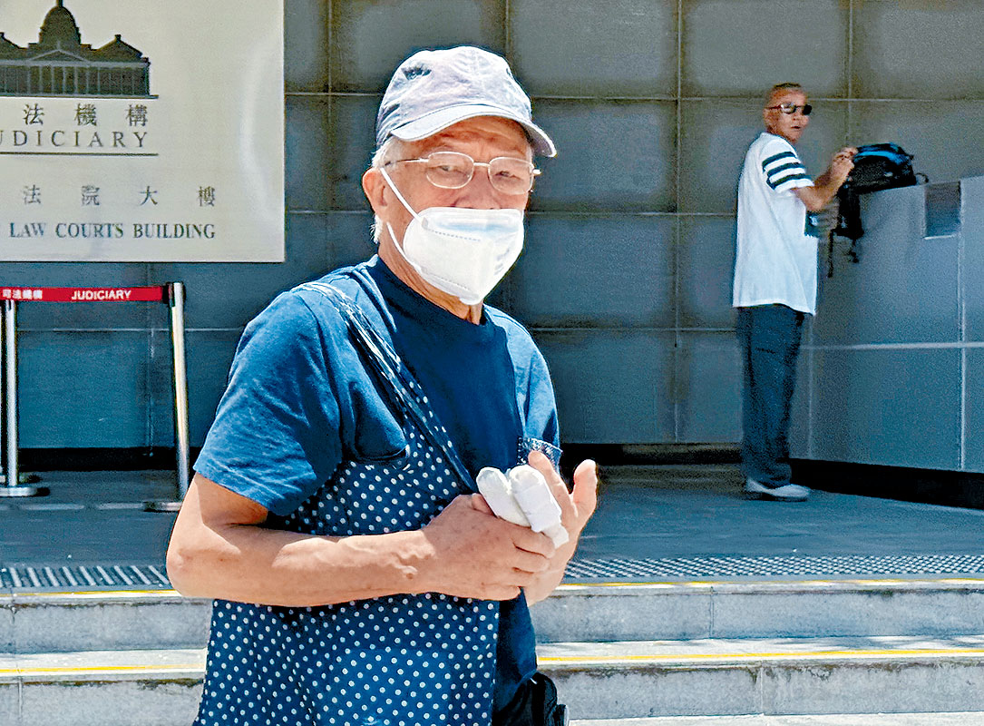 兩人去年因互毆事件正式反目,何伯更被咬傷手指。