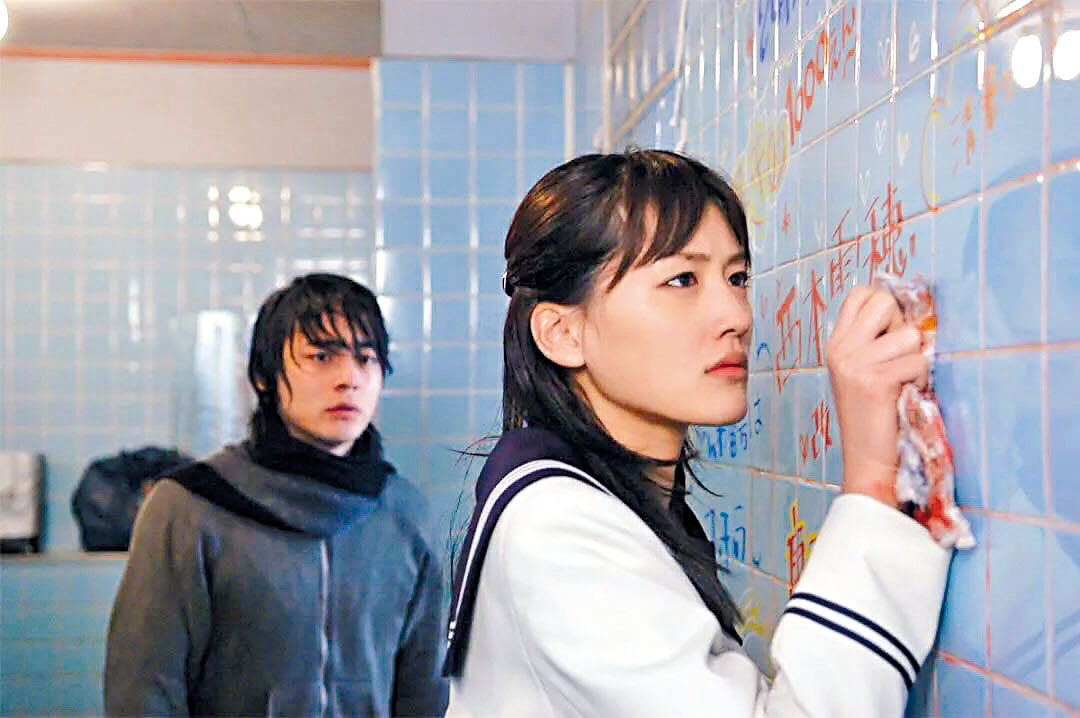 曾演《白夜行》的綾瀨遙，感謝東野圭吾創作出打動無數人心的故事。