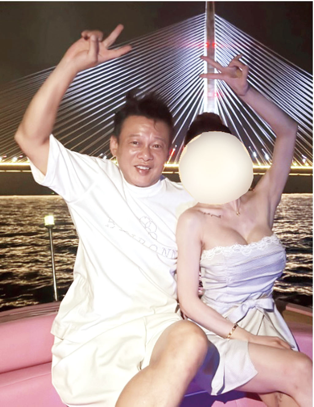 李康生夜遊，火辣女伴身分曝光。網上圖片