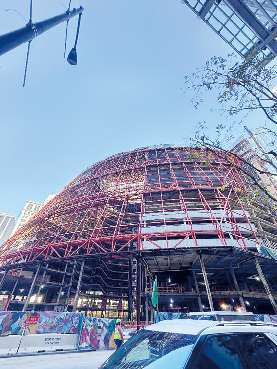 科技大佬谷歌將於2027年遷入前芝加哥市地標湯遜大樓,圖為大樓正在緊鑼密鼓的改建中。梁敏育攝