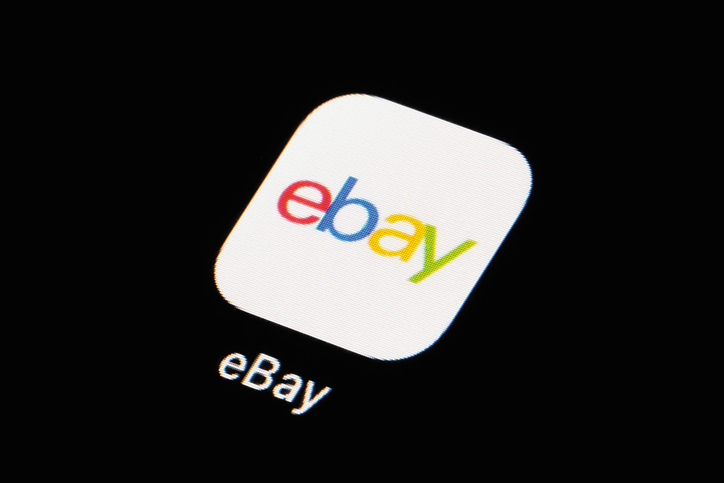 eBay與麻州一對長期報道電子商務產業的媒體夫婦達成和解，同意支付近5,000萬元賠償金。美聯社