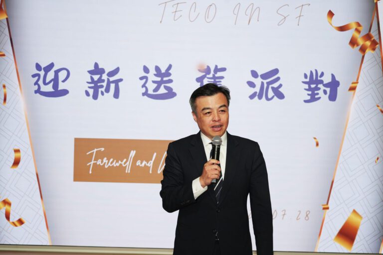 本報記者黃偉江三藩市報道經文處處長伍志翔在迎新送舊派對上致辭。記者黃偉江攝