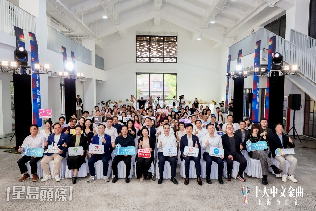 曾比特(Mike)以香港唯一歌手代表身份,出席港台在上海舉行的「十大中文金曲—上海金曲匯」。