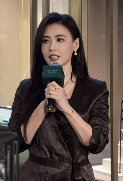 柏芝身穿簡約的黑色中式裙裝配搭金飾登場。