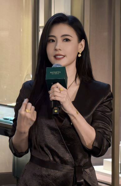柏芝接受傳媒訪問，分享其演藝心態與未來計劃。
