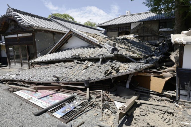 熊本地震災區幾萬戶缺水缺電 避難中心收容近萬災民