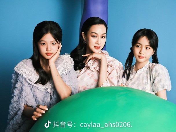 鍾麗緹的兩位女兒越長大越漂亮。