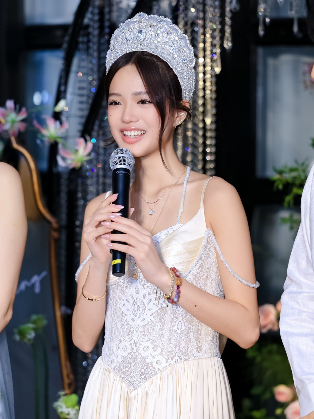 頭戴皇冠的Jaden在派對上致辭，感謝到場的親朋好友。