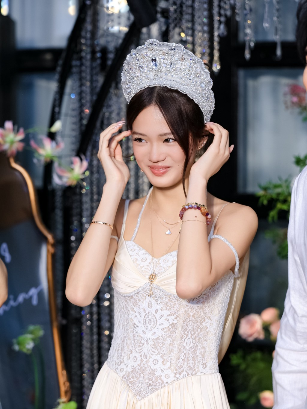 Jaden戴上皇冠如公主般，展露甜美笑容。