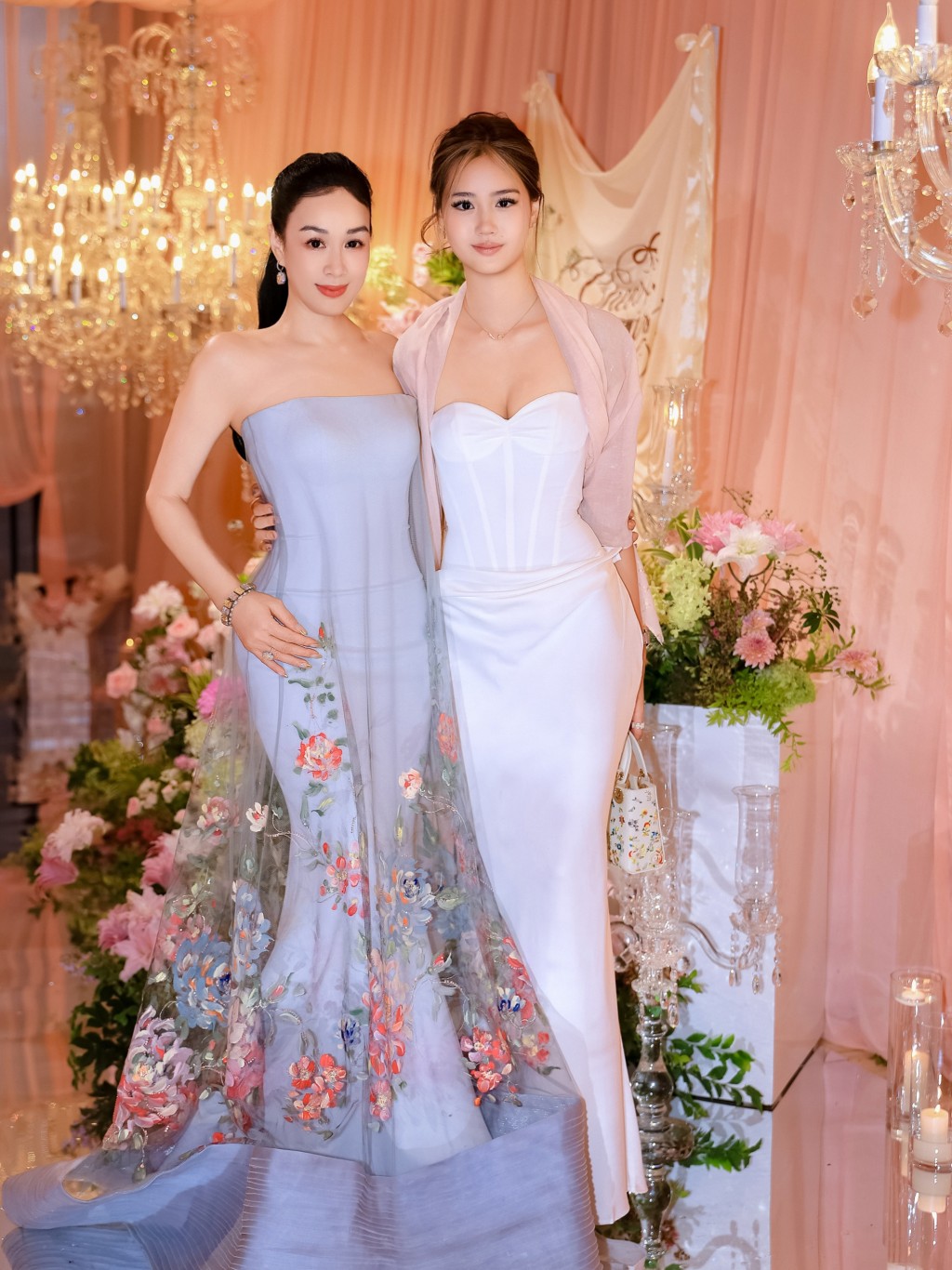 鍾麗緹與幼女張凱琳合照，母女二人均以性感造型示人。
