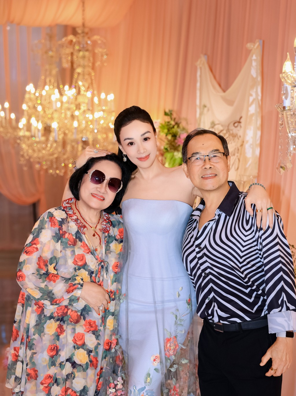 鍾麗緹與父母一同合照，三代同堂分享喜悅。