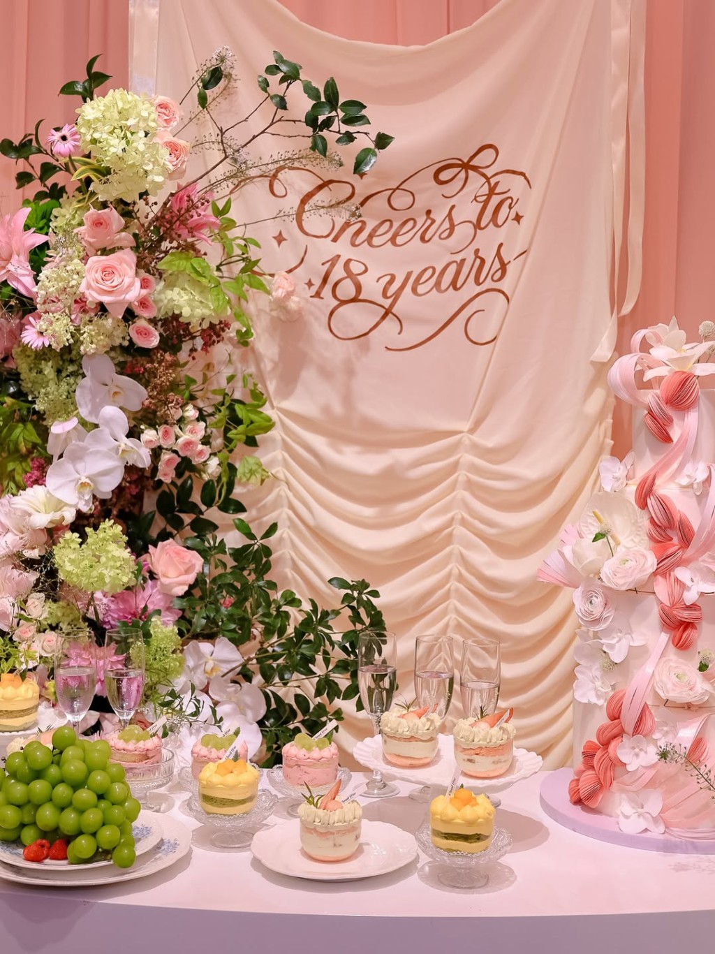 派對現場以「Cheers to 18 years」為主題，佈置得夢幻而奢華。
