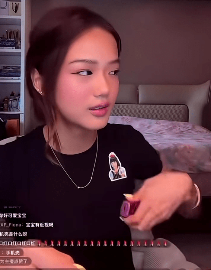 由於鍾麗緹突然進入房間，張思捷立即將枱面上疑似電子煙的物品藏起。