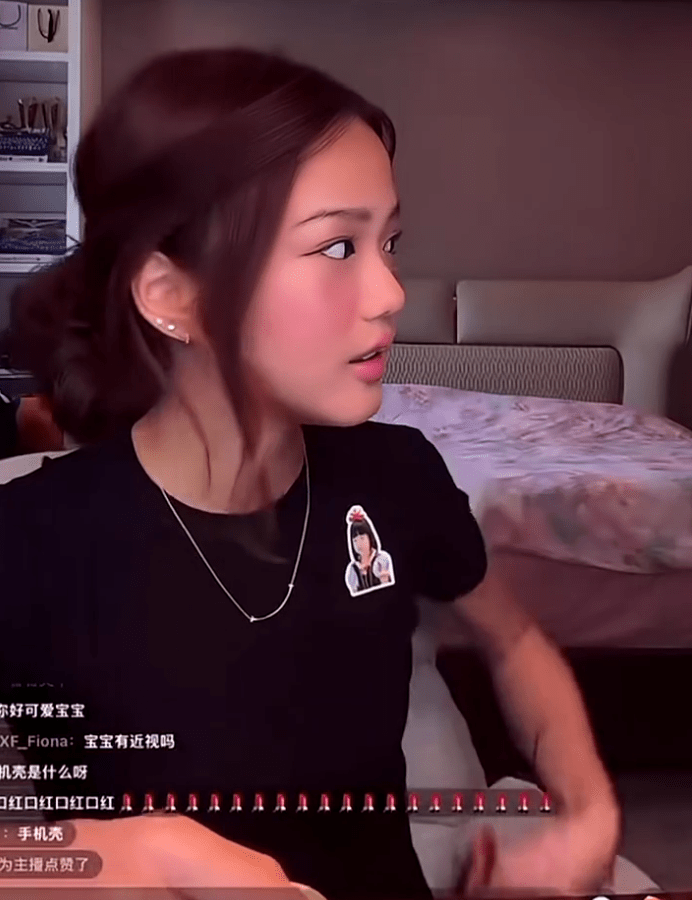 張思捷神情顯得緊張，似乎很害怕被媽媽發現。