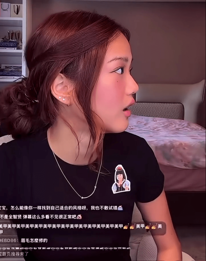 張思捷藏好疑似電子煙後，才繼續與粉絲互動。