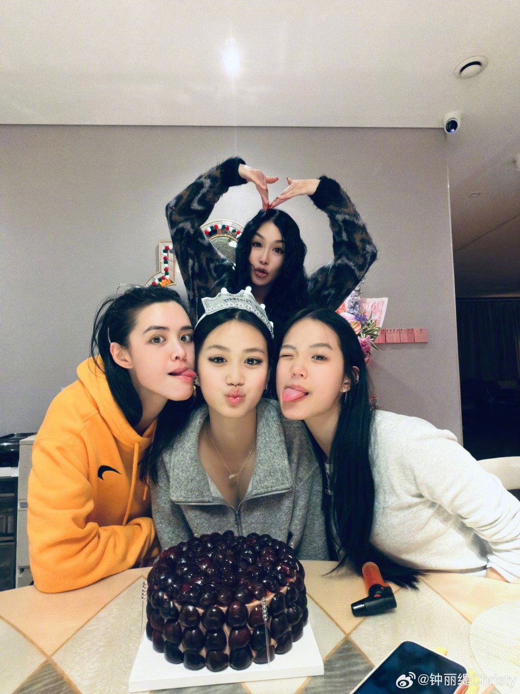 鍾麗緹的三個女兒感情融洽。
