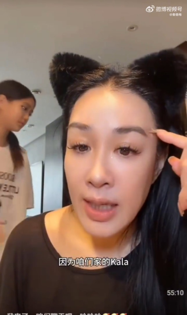鍾麗緹曾在直播時透露幼女Cayla有眼睛健康的問題。