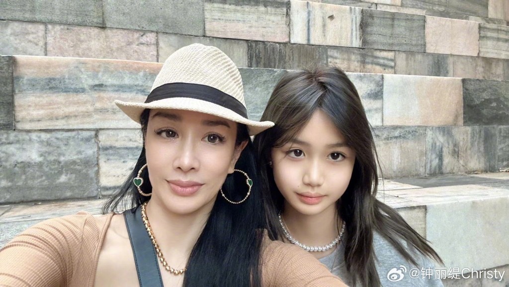 鍾麗緹的幼女已經16歲，長得亭亭玉立。