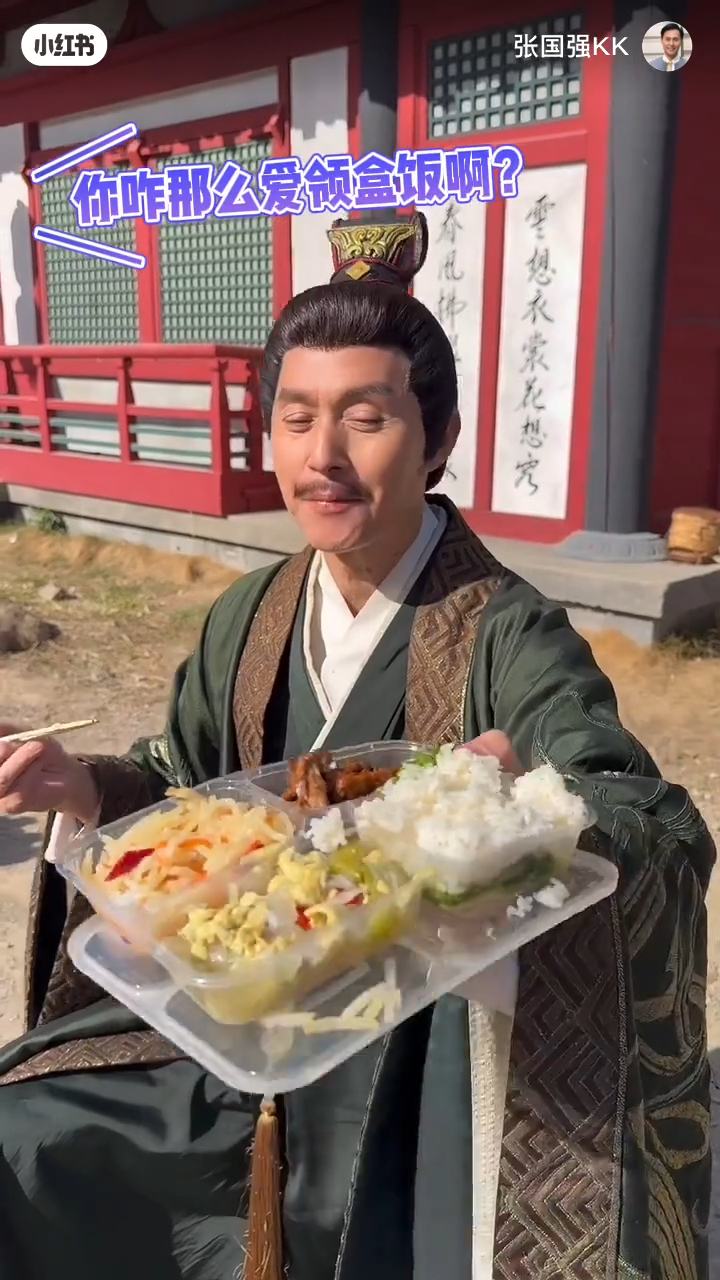 他早前亦曾拍片展示自己在劇組領取的飯盒。