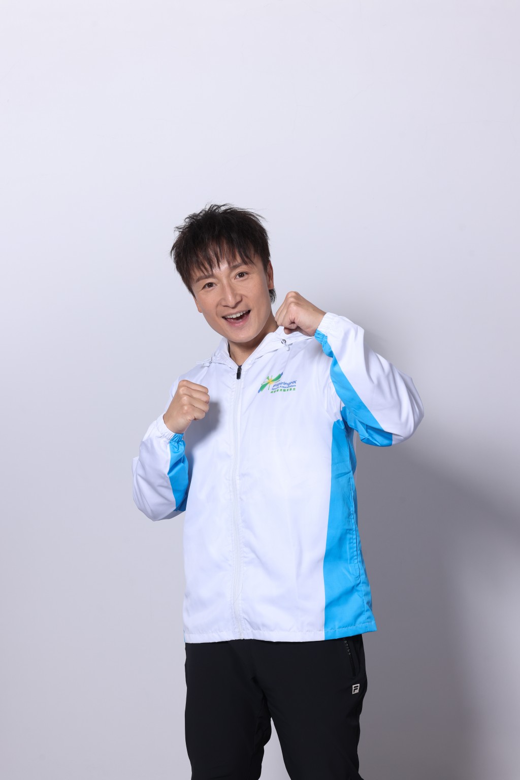 方力申再度挑戰公海游泳。