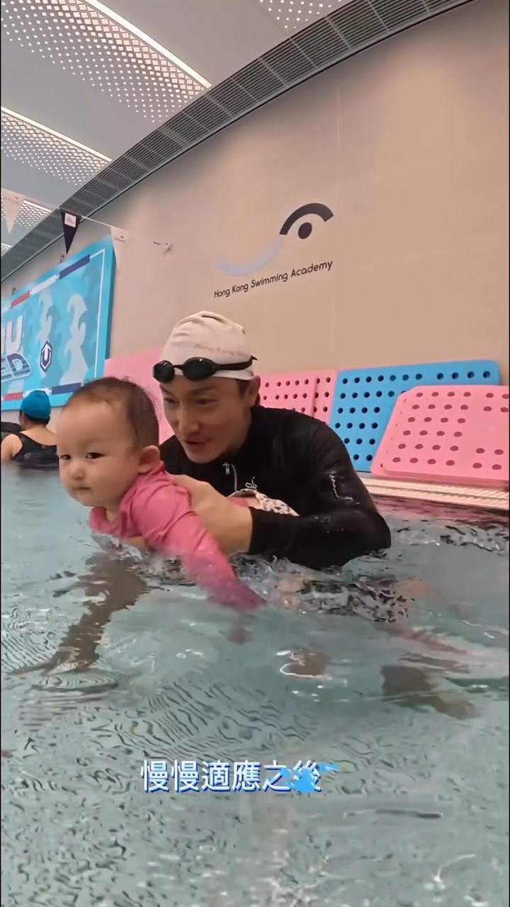 方力申抱著女兒Isla下水。