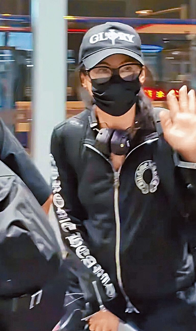 早前網民捕獲柏芝以一身黑色素服現身北京機場。