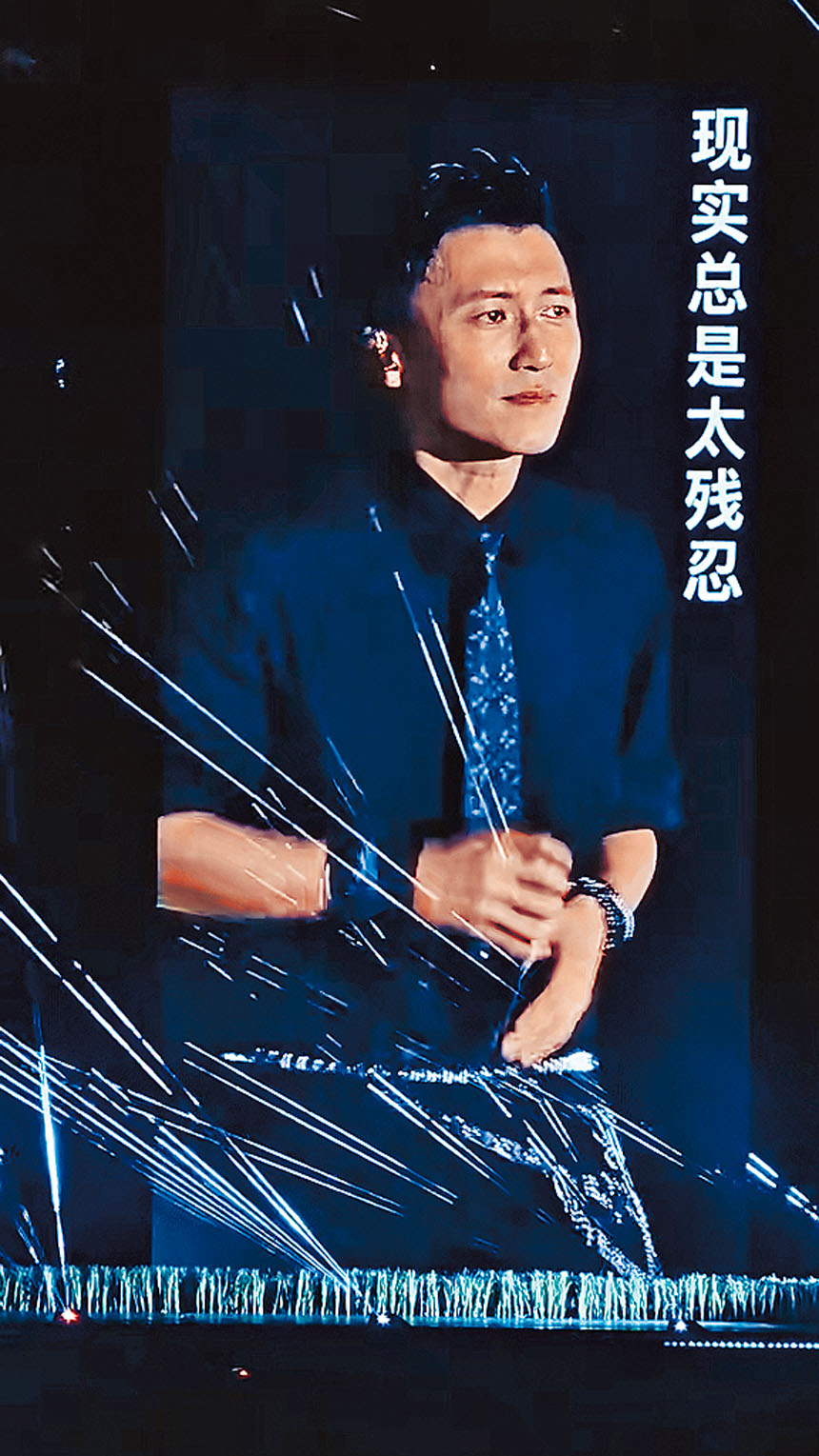 喪父的霆鋒日前在青島演唱會上,亦忍不住淚灑舞台。