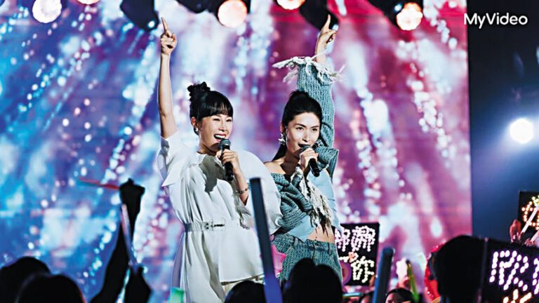 蔡亘晏（左）和管罄（左）在《成名在望》中扮演女團成員。網上圖片