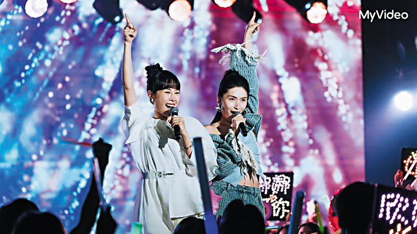 蔡亘晏（左）和管罄（左）在《成名在望》中扮演女團成員。網上圖片