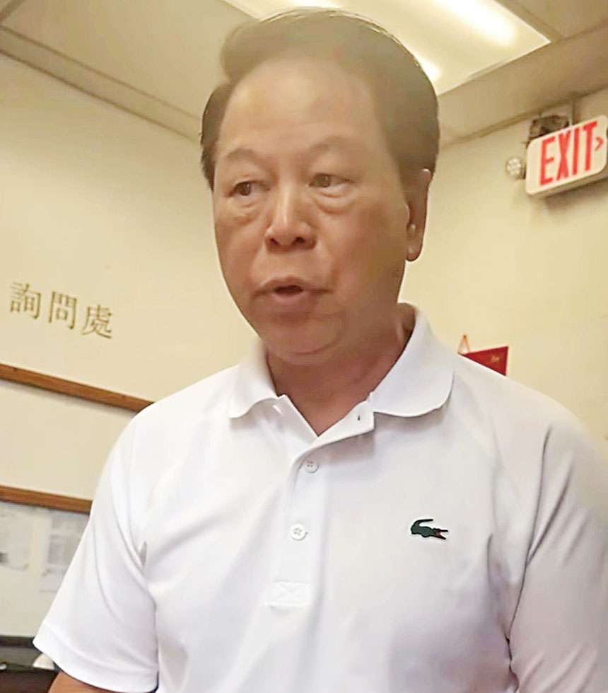 伍振中在中華公所辦公室談為何支持柯林斯參議員。