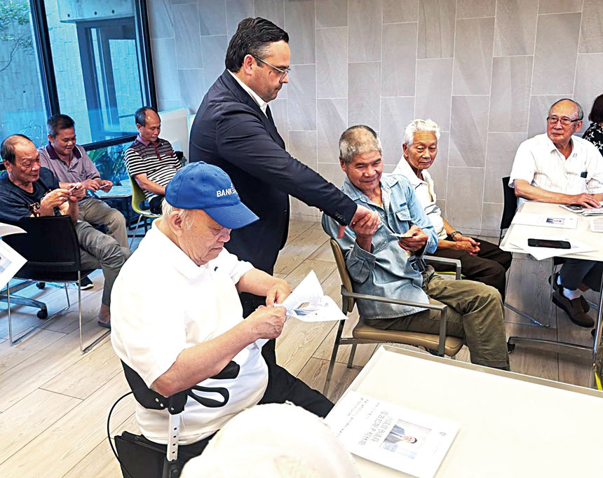 柯林斯參議員在唐人街老人公寓派發中文競選傳單。