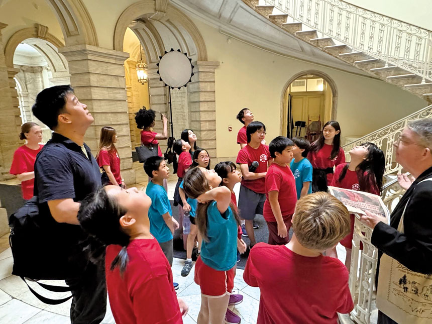 僑校夏令營學生參觀市政廳。