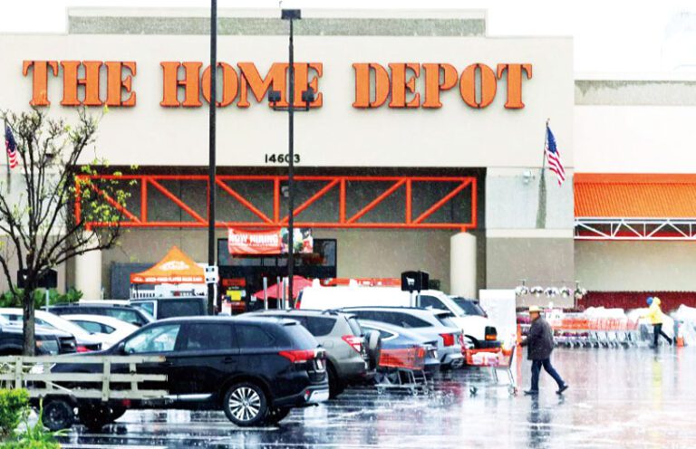 一名顧客冒雨在霍桑的家得寶(Home Depot)購物。洛杉磯時報