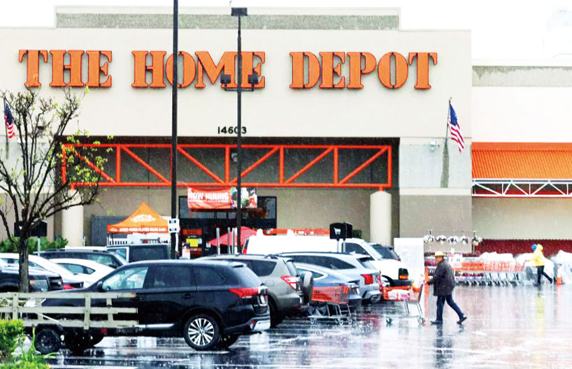 一名顧客冒雨在霍桑的家得寶(Home Depot)購物。洛杉磯時報