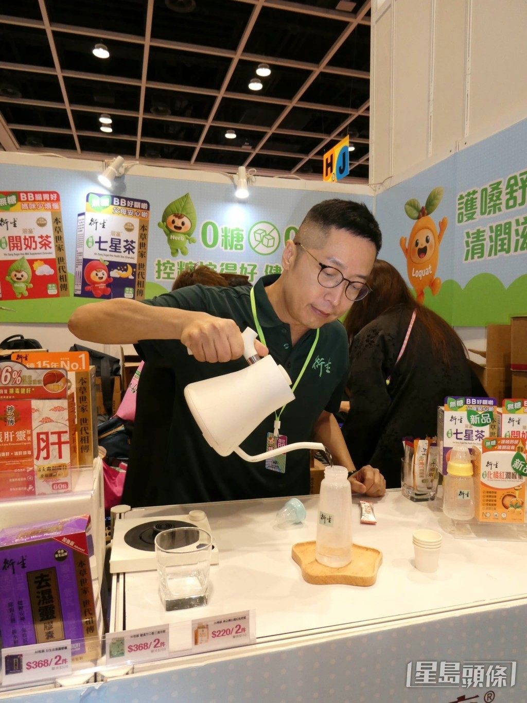 馬浚偉在活動中親自擔任店長角色。