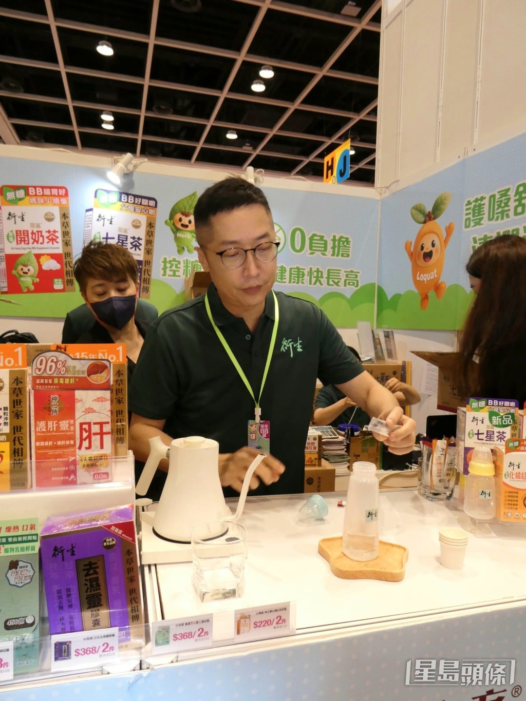 他在「BB展」的展位上示範如何沖調開奶茶。