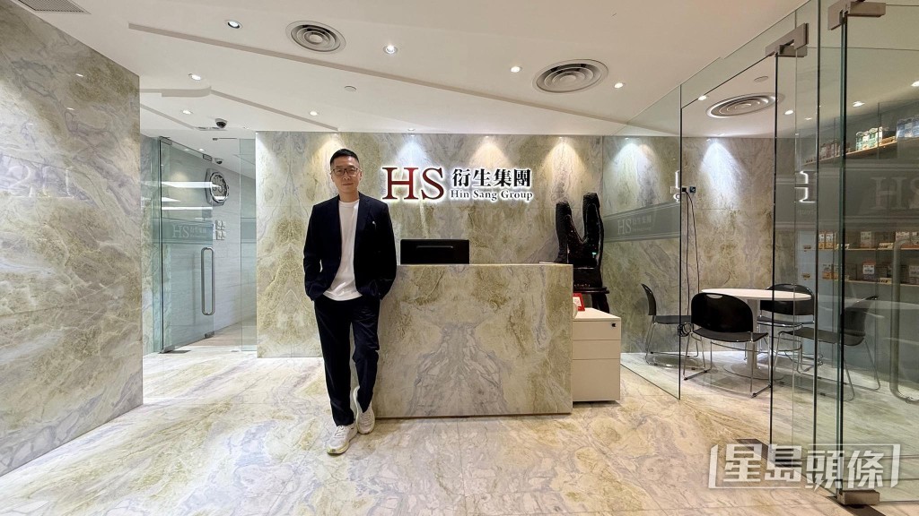 馬浚偉正式就任集團副主席,在辦公室門口拍照留念。