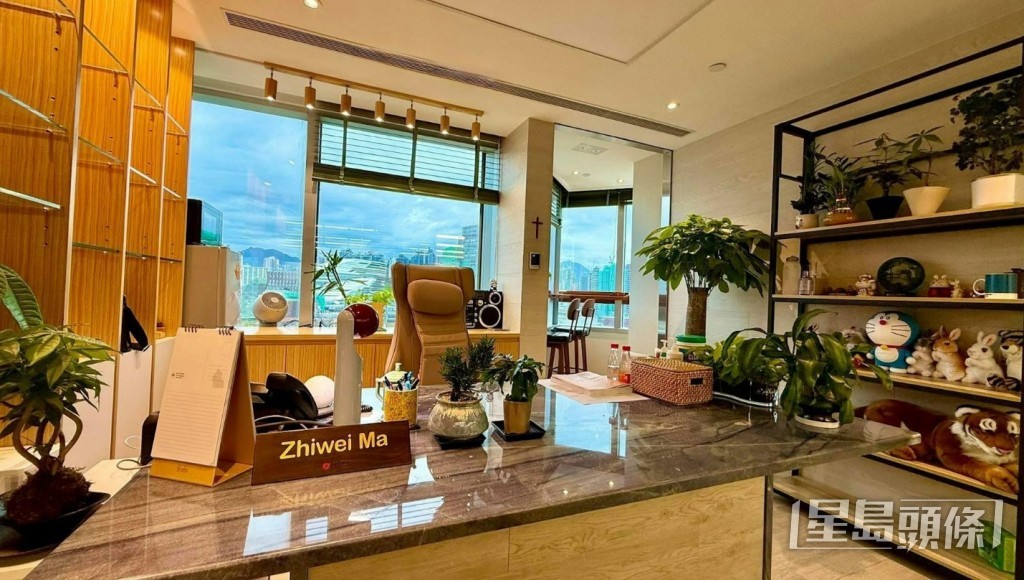 馬浚偉的辦公室空間寬敞,工作環境甚佳。