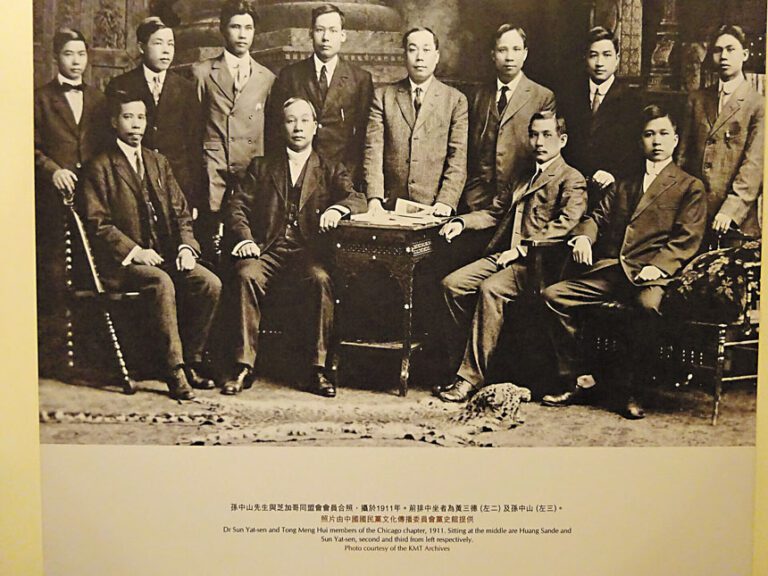 孫中山與芝加哥同盟會會員合影（1911年）。前排為黃三德（左二）及孫中山（右二）。網上圖片