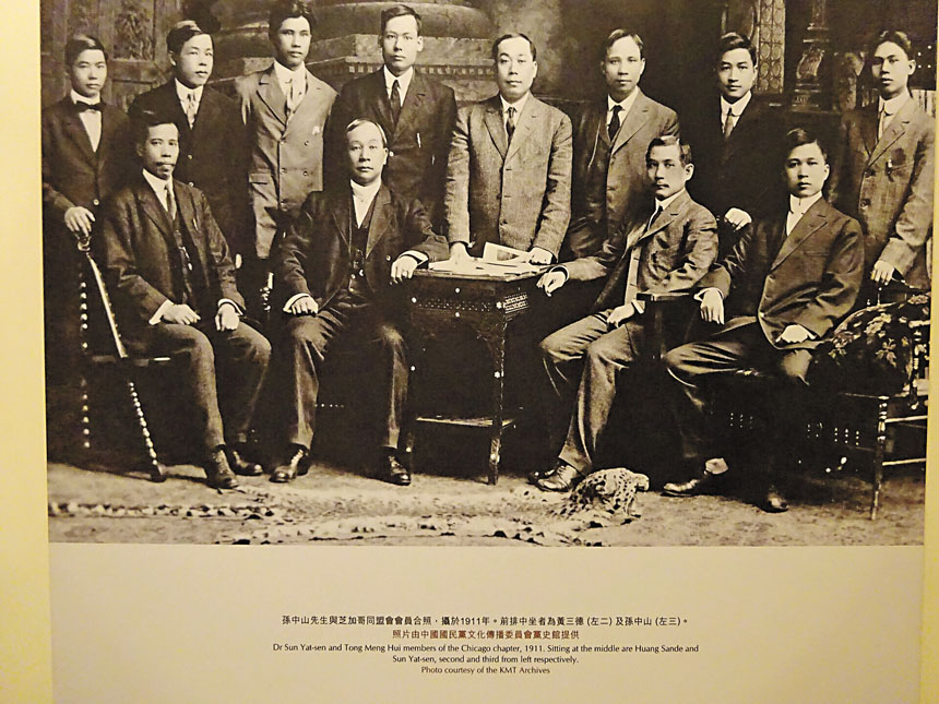 孫中山與芝加哥同盟會會員合影(1911年)。前排為黃三德(左二)及孫中山(右二)。網上圖片