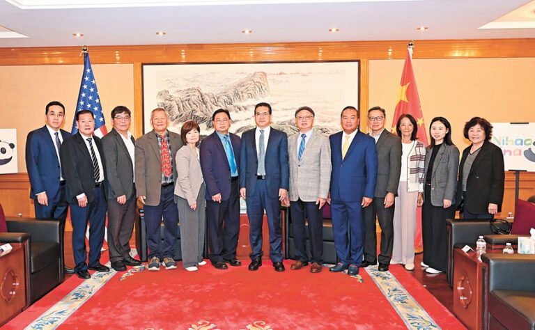 副總領事楊守征輿盧炳坤總董伉儷及主席團暨夫人、通事、領事合影。馬紅兵攝