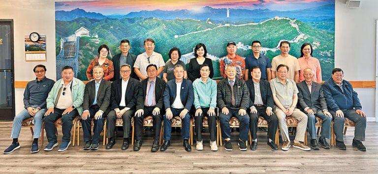 圖為：舊金山灣區國慶委員會慶祝「十一」國慶舉行首次籌備會議，執行主席團召集人孫志中與到會的各僑團領袖等，在華商總會禮堂合照。