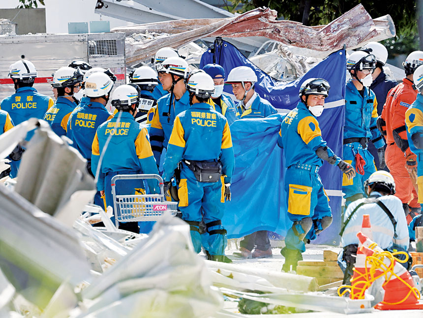 地震發生後，救援人員展開搜救行動。路透社