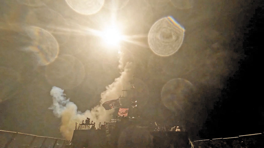 一艘美軍軍艦早前在對伊朗的空襲中向未知目標發射彈藥。路透社
