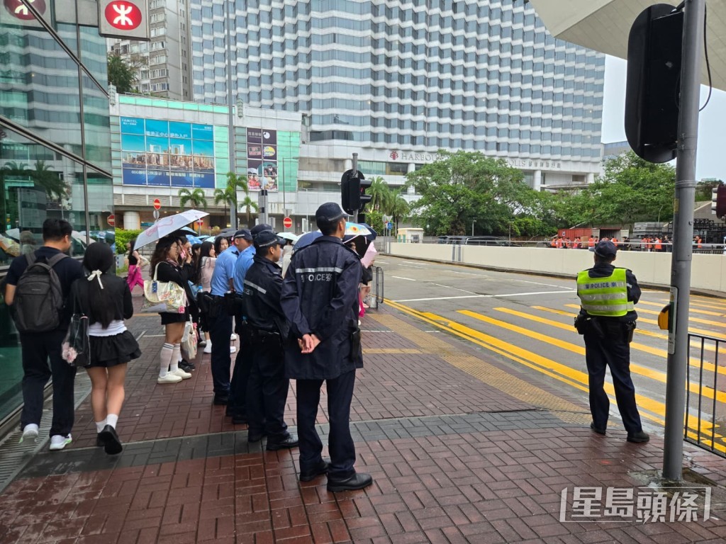 紅館對開路口有十多名警察維持秩序。