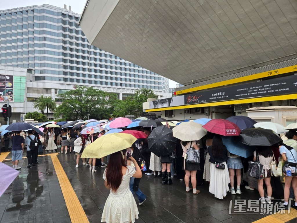 一眾粉絲希望見到偶像李昊。