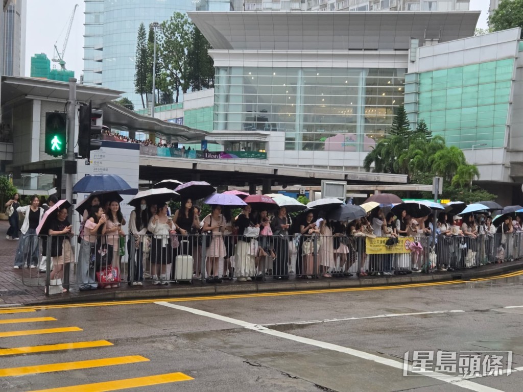 粉絲聚集範圍廣泛,包括對面行人路、天橋及火車站商場。