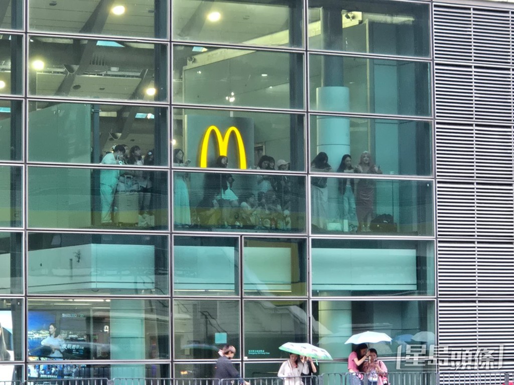火車站快餐店內也站滿了粉絲。