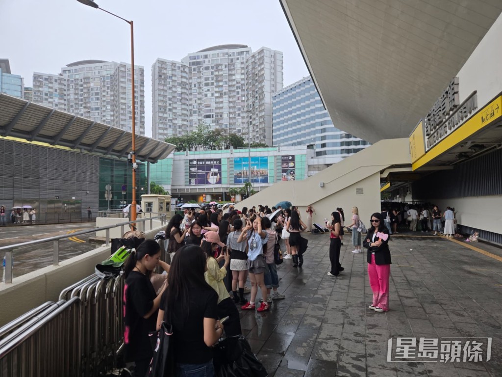 歌迷不介意被雨淋濕。