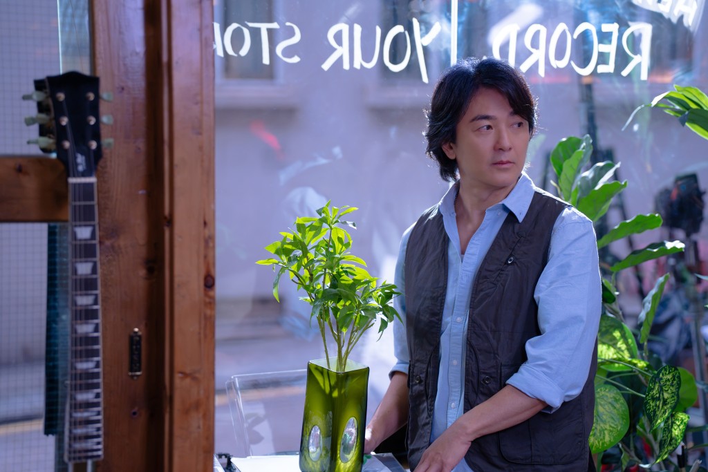 劇情中,Feanna無意間走入一間黑膠店,遇上鄭伊健飾演的店主。